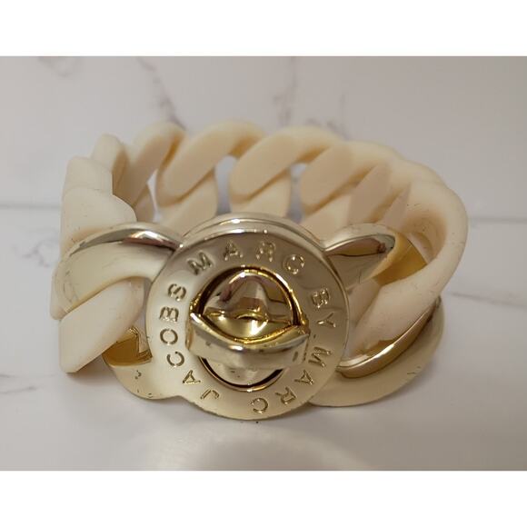 MARC BY MARC JACOBS Katie Turnlock Chunky Silicone Bracelet - Picture 1 of 4